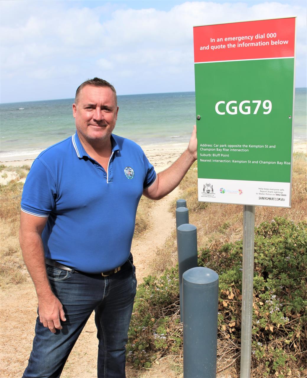 Mayor Shane Van Styn with a recently installed BEN sign at one of the 75 beach access points along the City’s coastline.